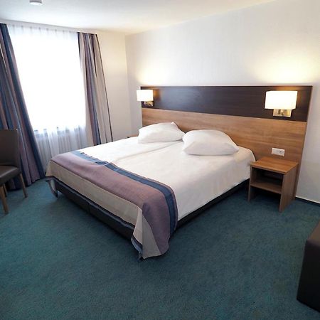 Hotel Goldener Hirsch Mosbach Quarto foto