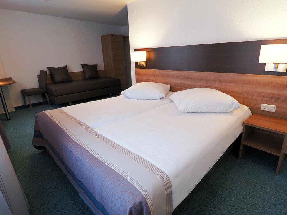 Hotel Goldener Hirsch Mosbach Quarto foto
